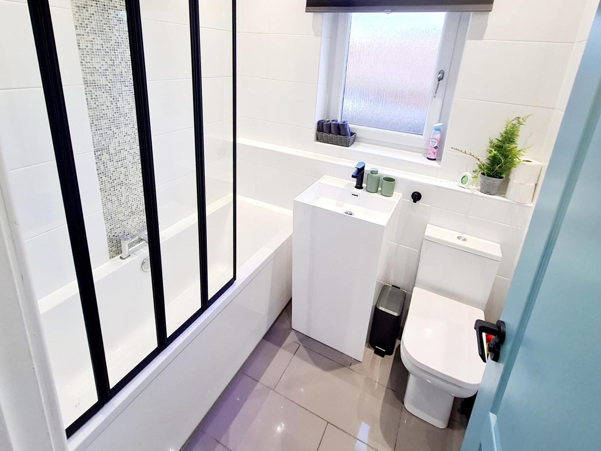 Bright 3Br Walking Distance To Town - Free Parking Apartment Glasgow Exterior foto